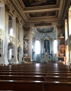 Buchau Innenansicht der Kirche mit Chor und Stühlen