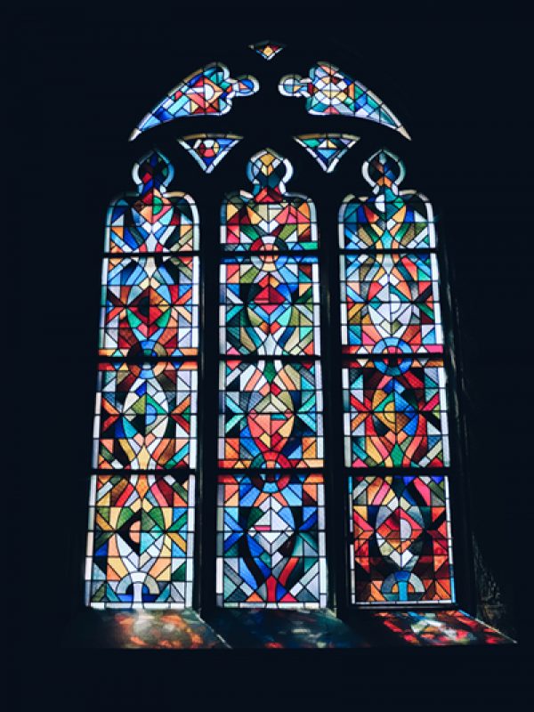 Bild mit buntem Glasfenster einer Kirche